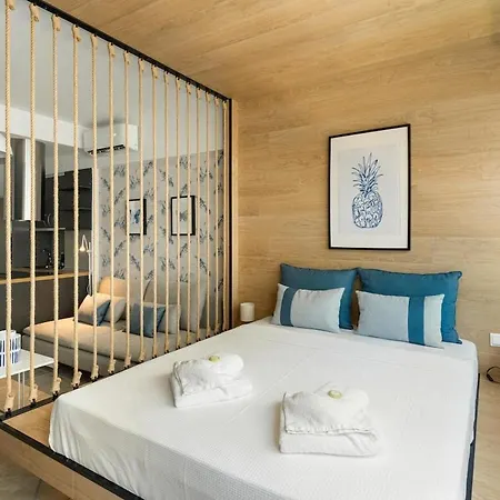 Innovative Urban Boho In Ladadika Apartment